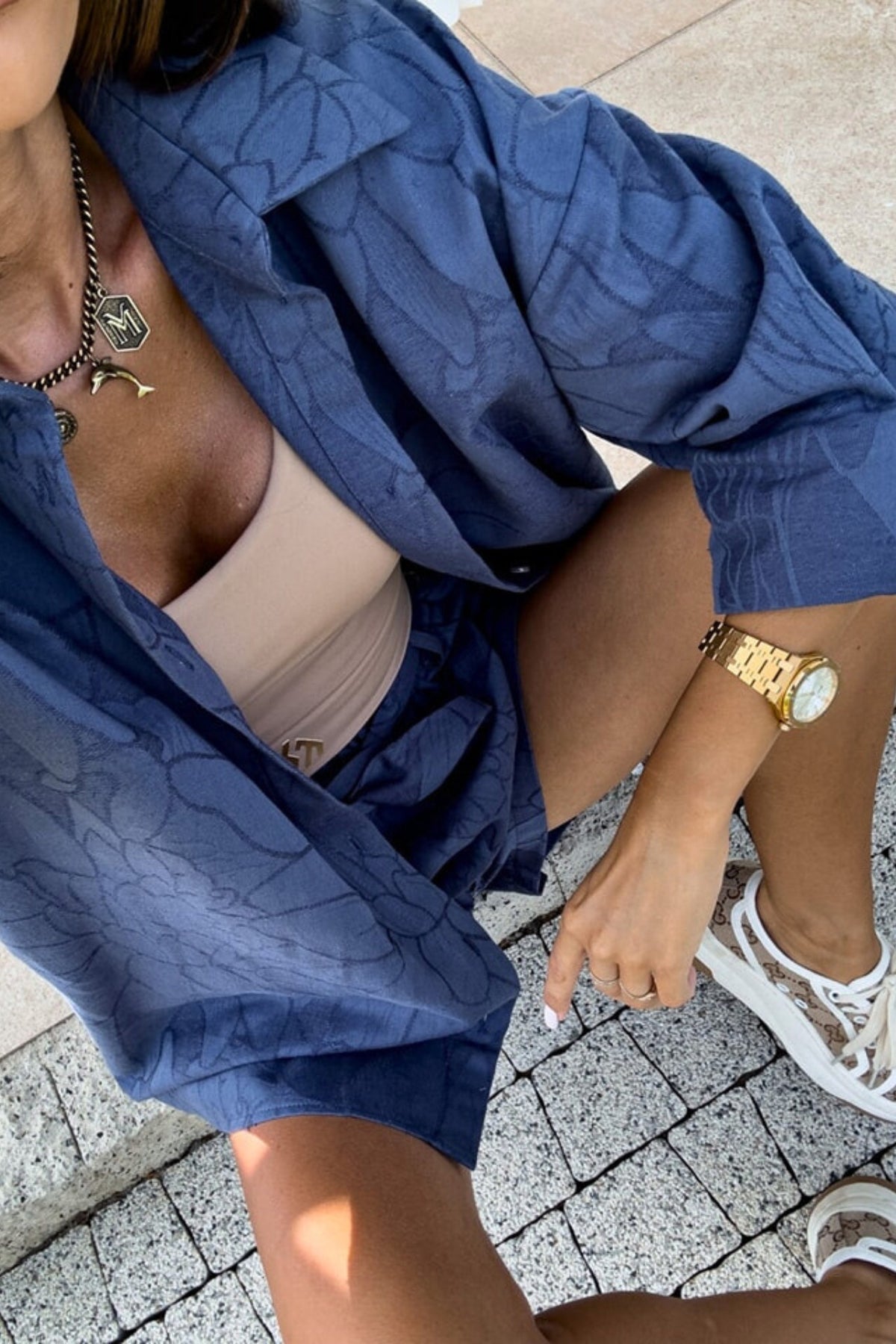 Completo blu notte Moda Mania con camicia lunga larga e pantaloncini corti fantasia in viscosa, stile denim leggero.