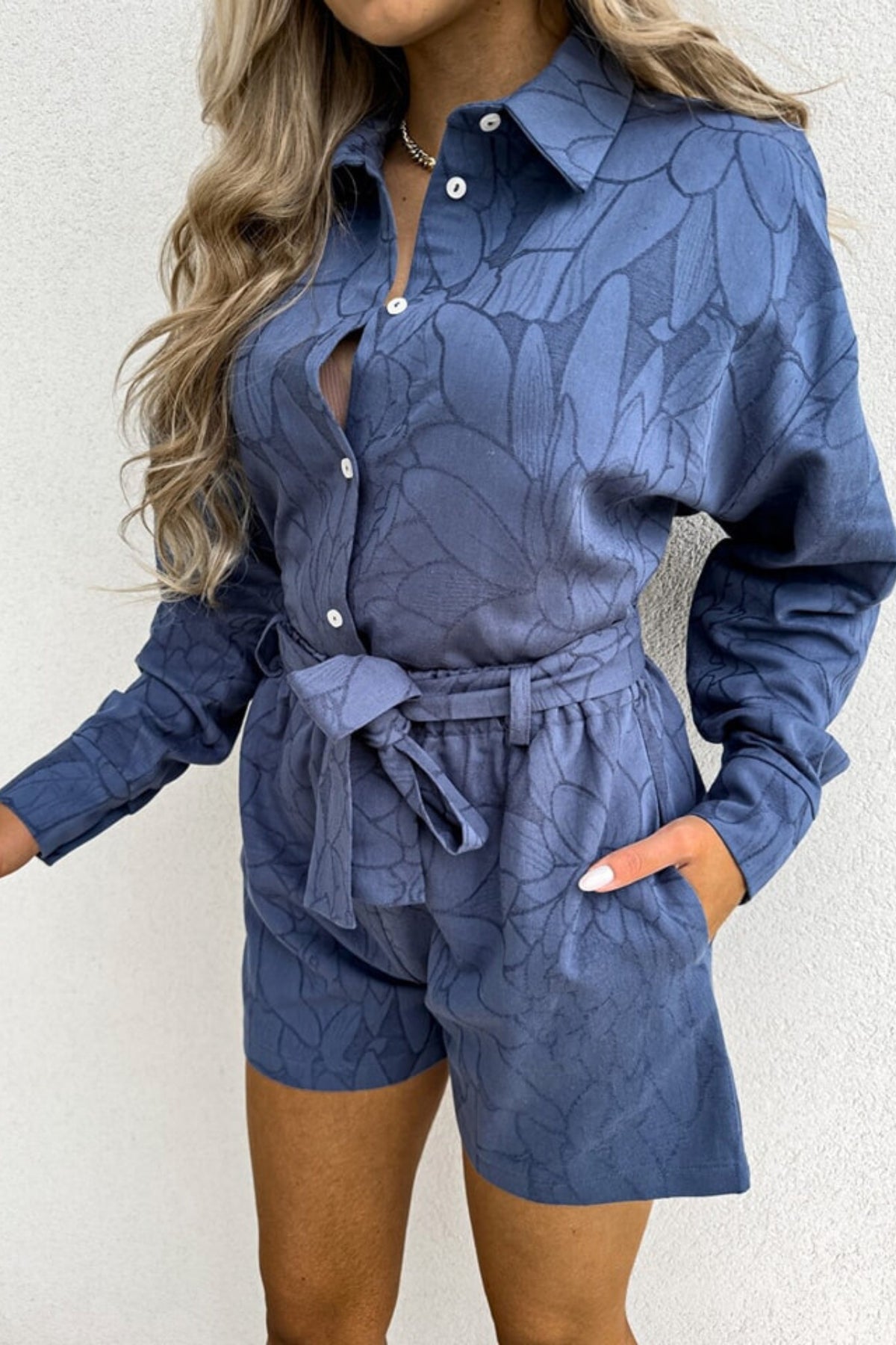 Completo blu notte Moda Mania con camicia lunga larga e pantaloncini corti a fantasia, in viscosa simile denim.