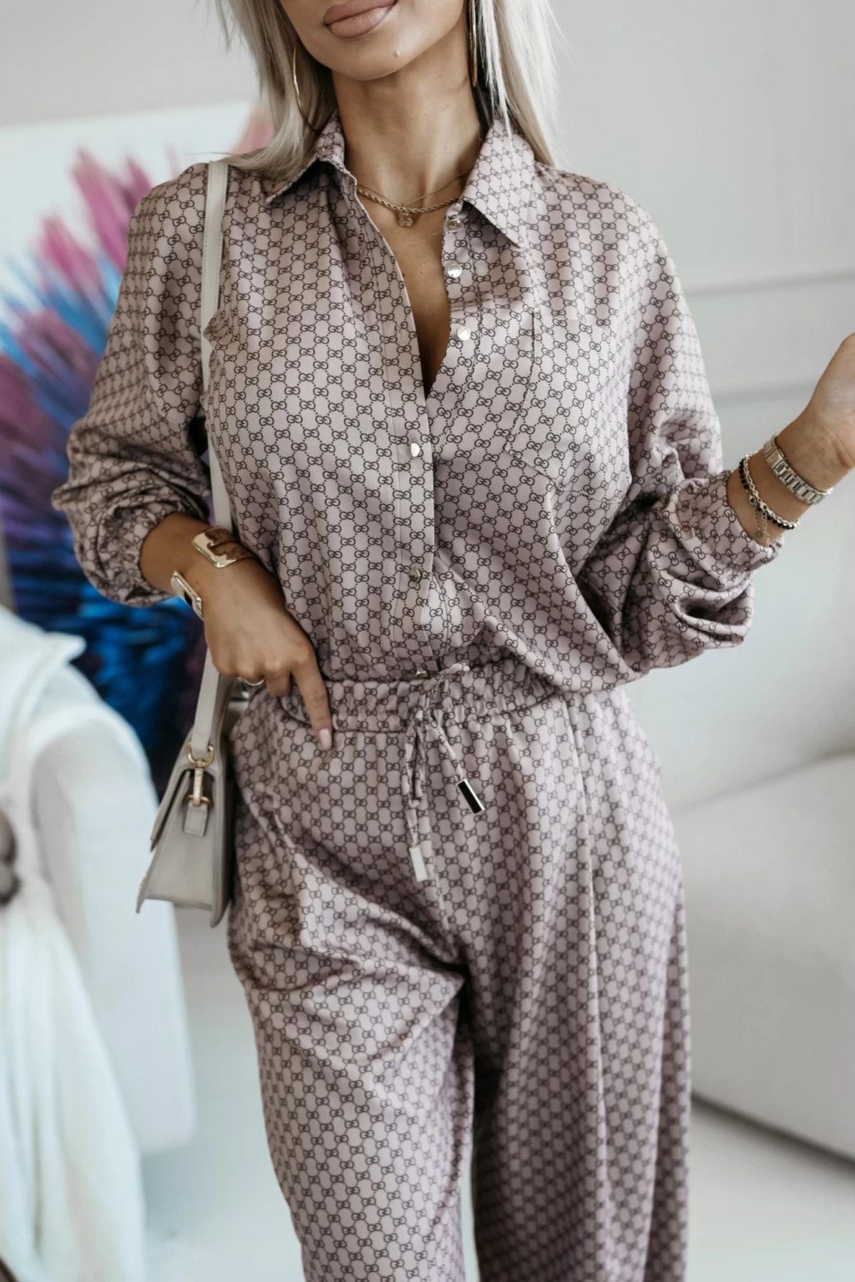 Completo casual beige Moda-Mania con camicia e pantaloni larghi a gamba dritta con stampa fashion, abbigliamento elegante e comodo.
