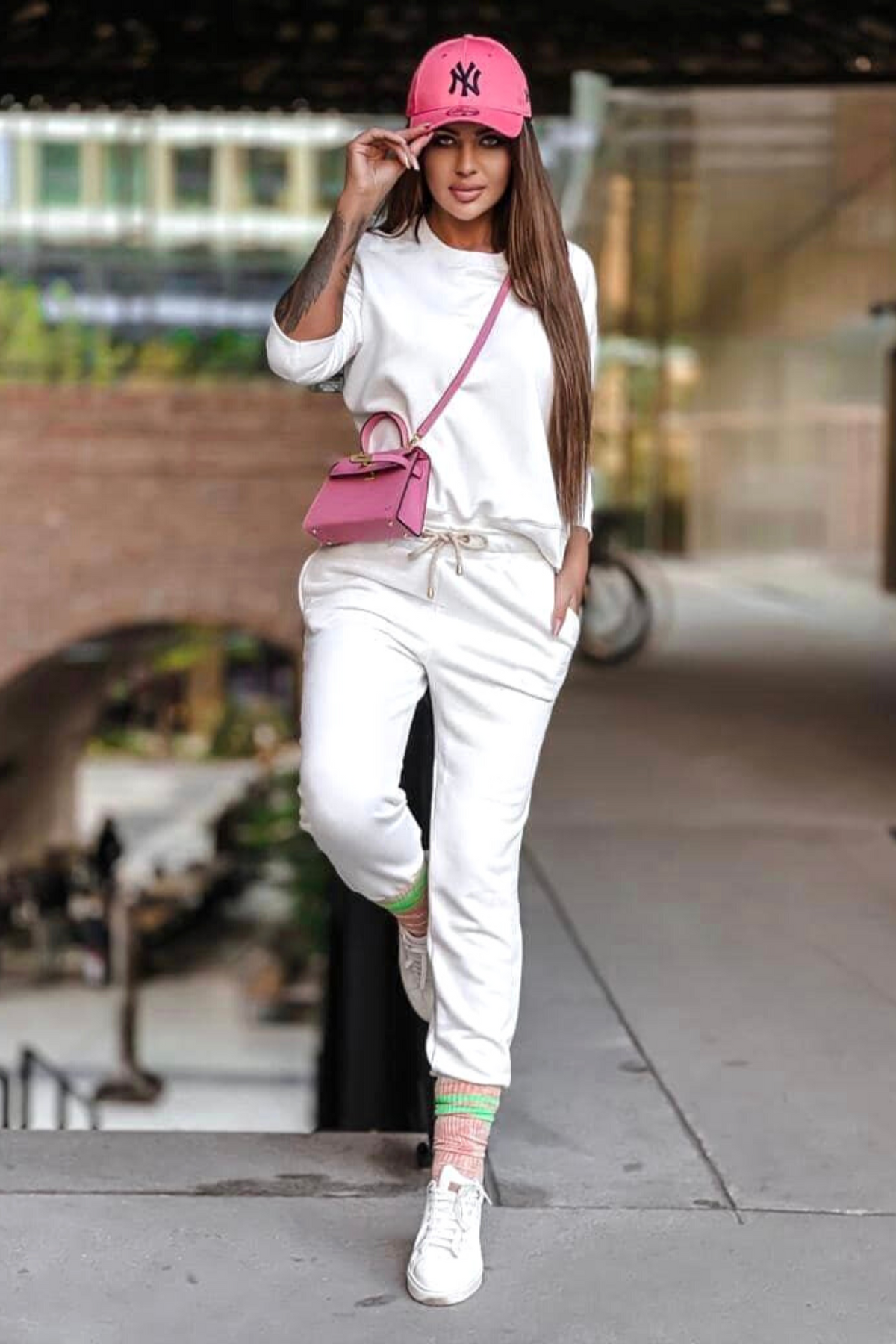 Tuta sportiva casual bianca con girocollo in cotone e tasche laterali, marca Moda-Mania, ideale per sport e relax.