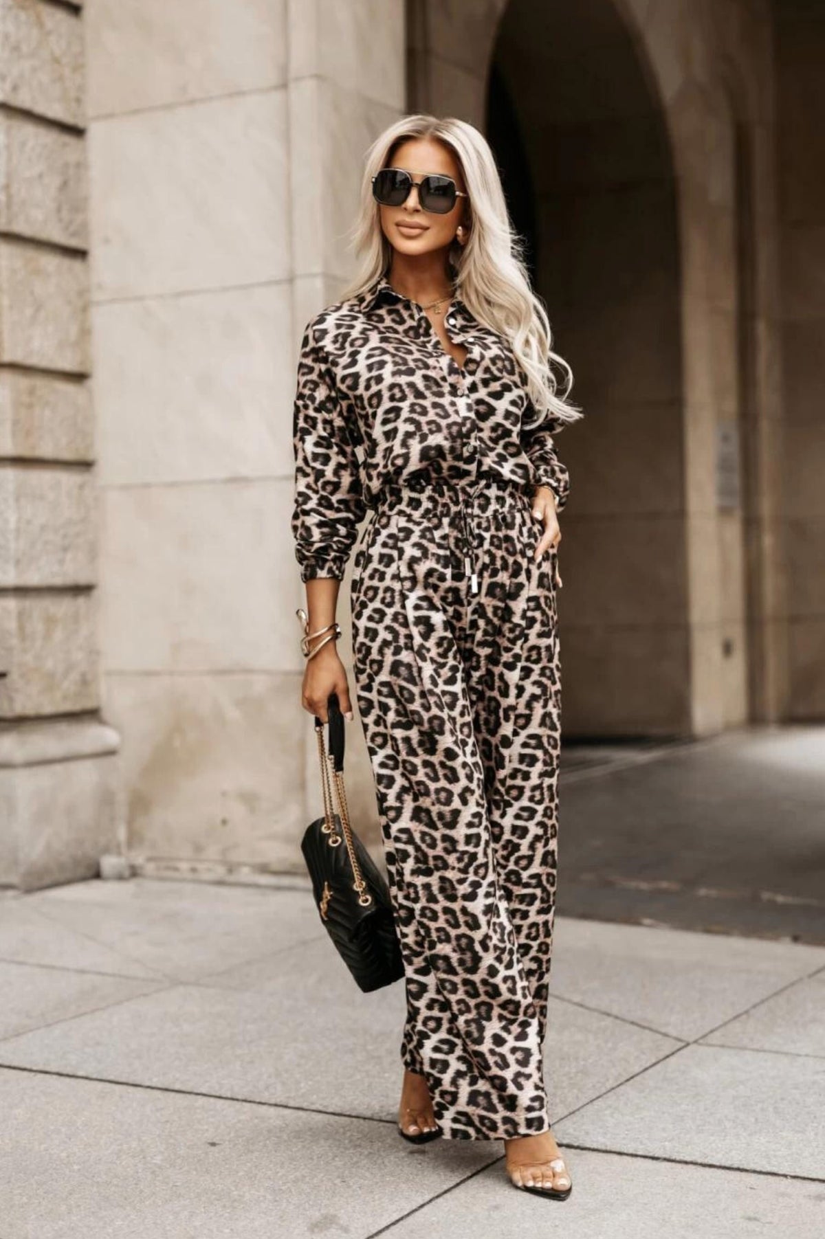 Completo casual stampa animalier camicia e pantalone largo con gamba dritta
