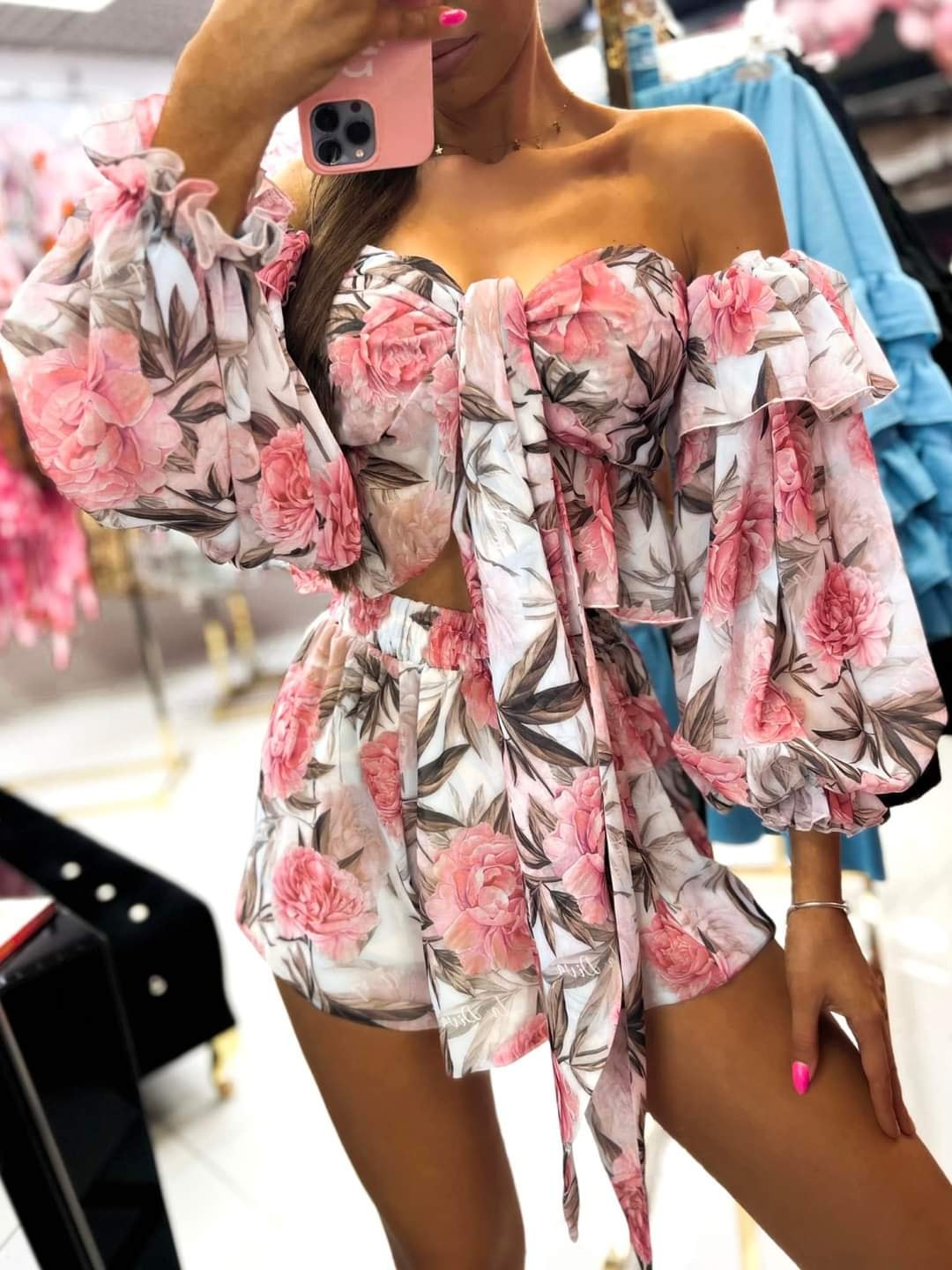 Completo estivo avorio a fantasia floreale rosa con crop top a manica lunga e pantaloncino a vita alta, di Moda-Mania.