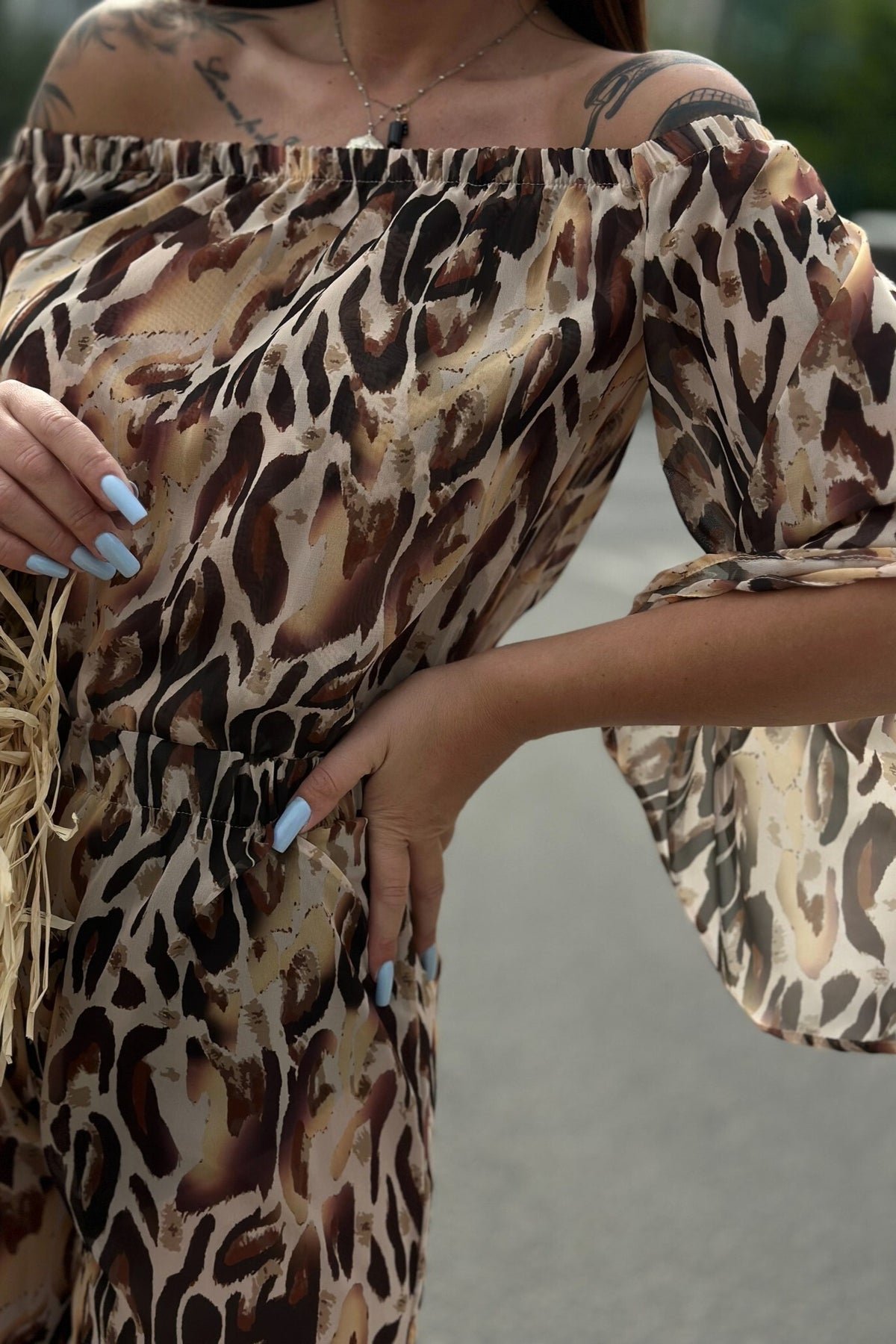 Completo estivo beige a fantasia maculata Moda-Mania con top e pantaloni larghi in georgette, stile elegante e leggero.