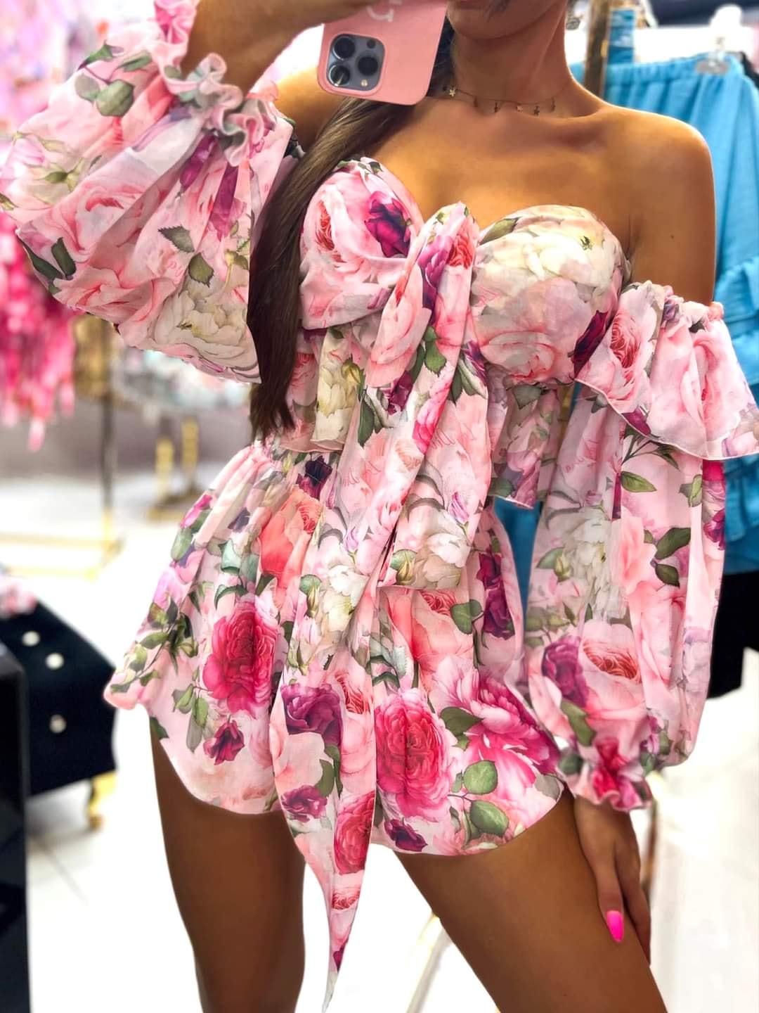 Completo estivo rosa cipria Moda-Mania, fantasia floreale, crop top a manica lunga e pantaloncini a vita alta.