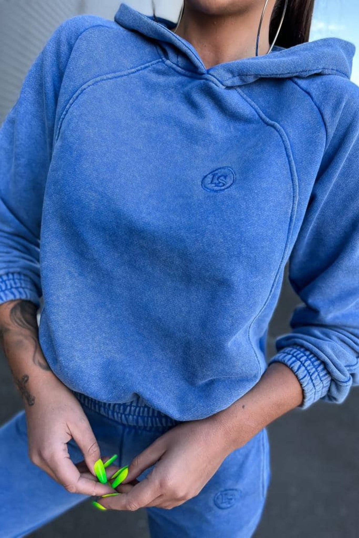 Completo sportivo in cotone blu sbiadito Moda-Mania con felpa con cappuccio e rifiniture elasticizzate, vista frontale.