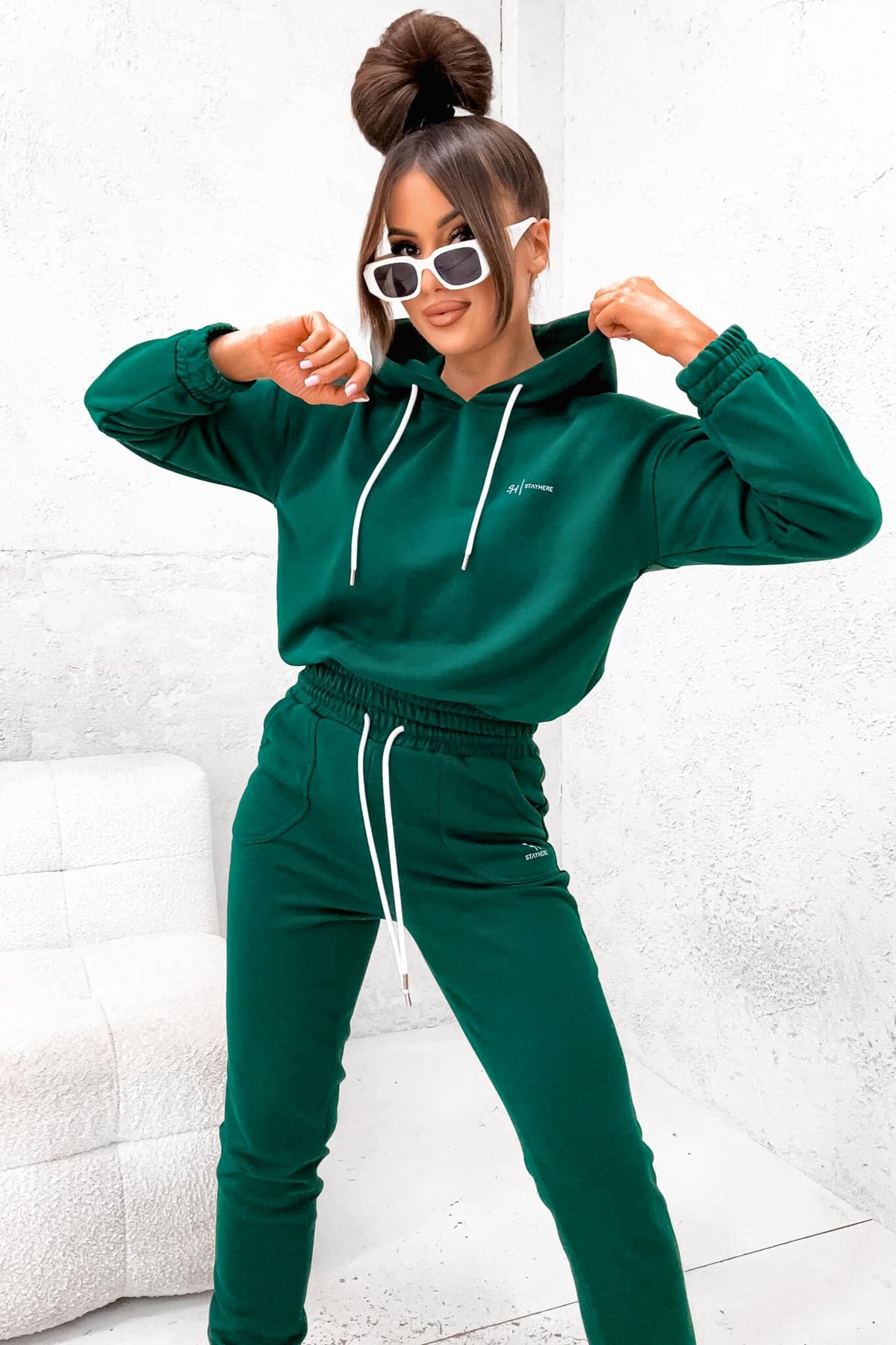Completo sportivo Moda-Mania in cotone verde smeraldo con laccetti bianchi e stampa bianca del logo, ideale per attività sportive.