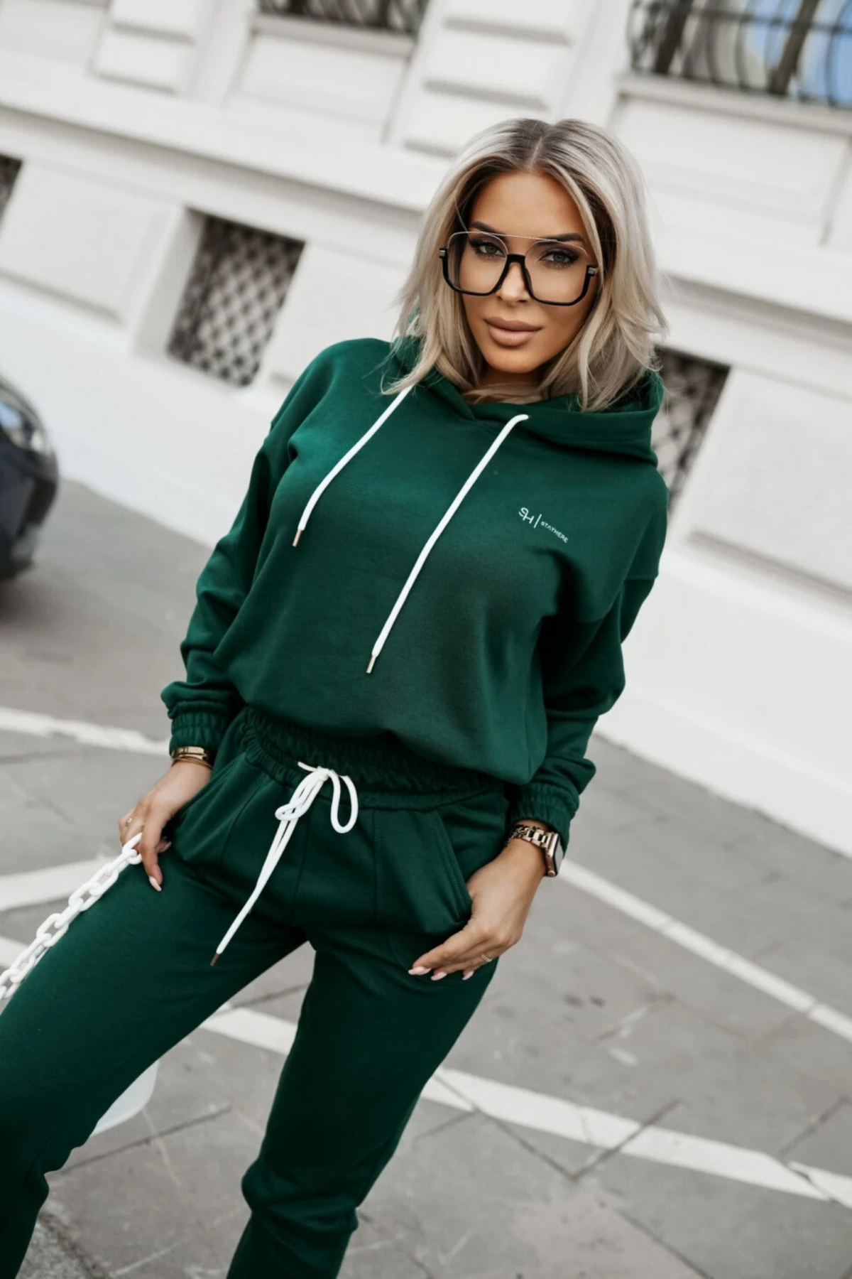 Completo sportivo in cotone verde smeraldo Moda-Mania con laccetti bianchi e stampa bianca del logo, ideale per attività sportive.