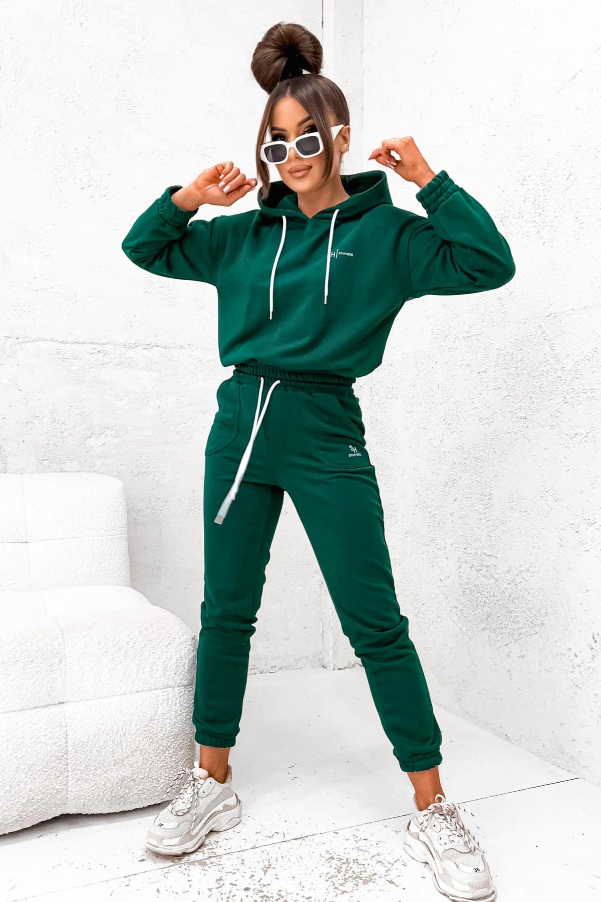 Completo sportivo Moda-Mania in cotone verde smeraldo con laccetti bianchi e stampa bianca del logo, abbigliamento sportivo elegante.