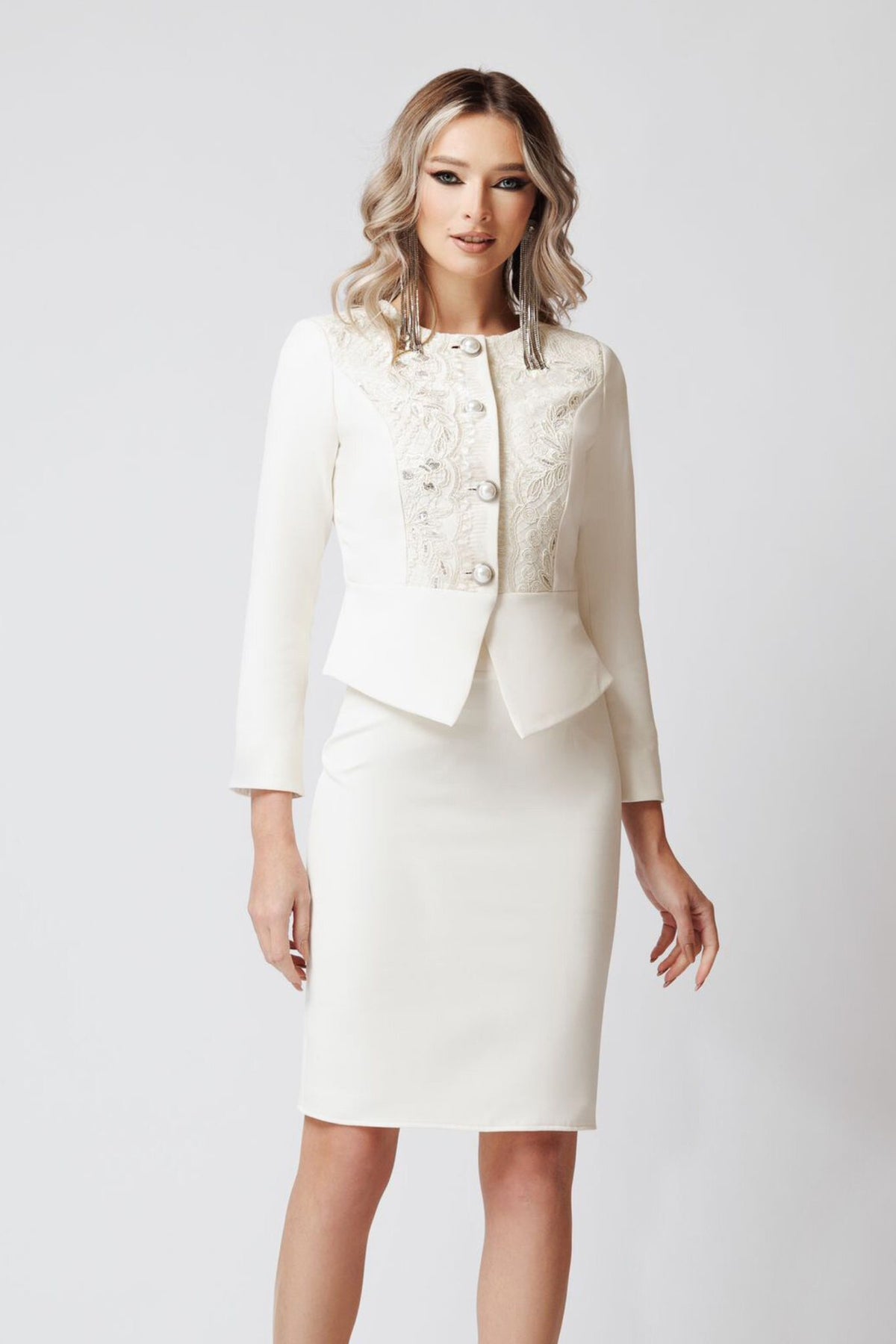 Completo tailleur avorio Artista con giacca e gonna, inserto in pizzo e bottoni a perla, abbigliamento elegante femminile