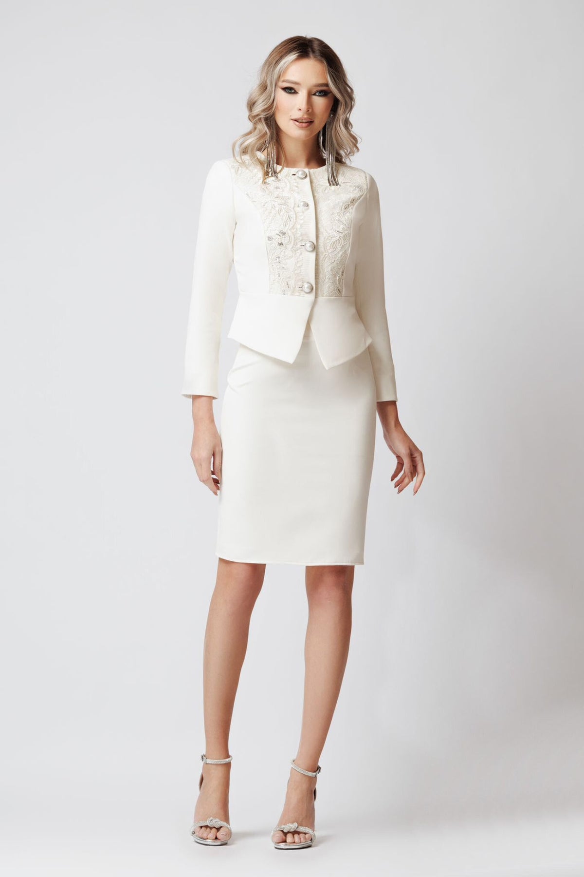 Completo tailleur avorio Artista con giacca e gonna, inserto in pizzo e bottoni a perla, abbigliamento elegante femminile