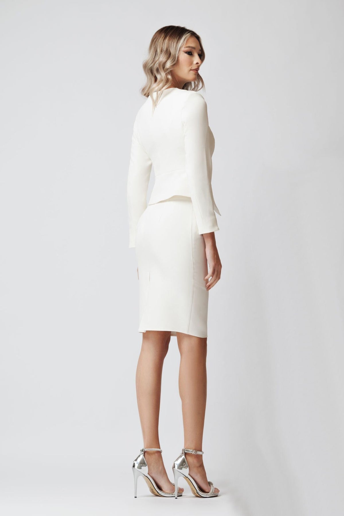 Completo tailleur Artista avorio con giacca e gonna, inserto in pizzo e bottoni a perla, elegante e raffinato.