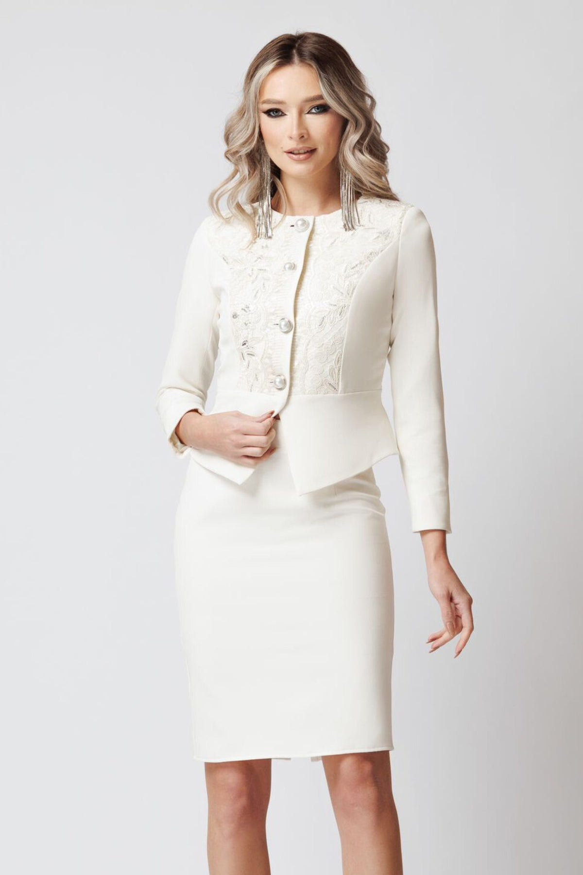 Completo tailleur Artista avorio con giacca e gonna, inserto in pizzo e bottoni a perla, abbigliamento elegante femminile.