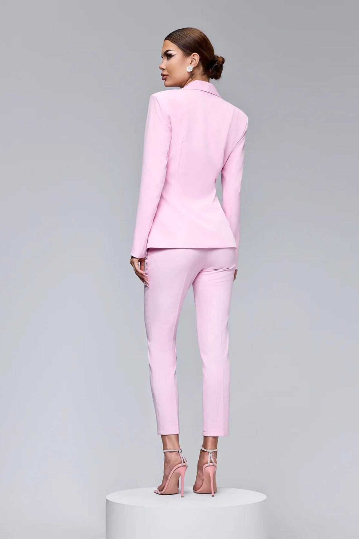 Completo tailleur rosa Bby a tre pezzi con giacca classica e pantaloni a sigaretta, elegante e femminile.