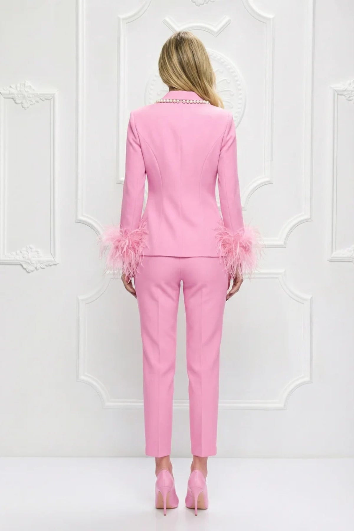 Completo tailleur elegante rosa Bby giacca accessoriata con piume e perle e pantaloni a sigaretta