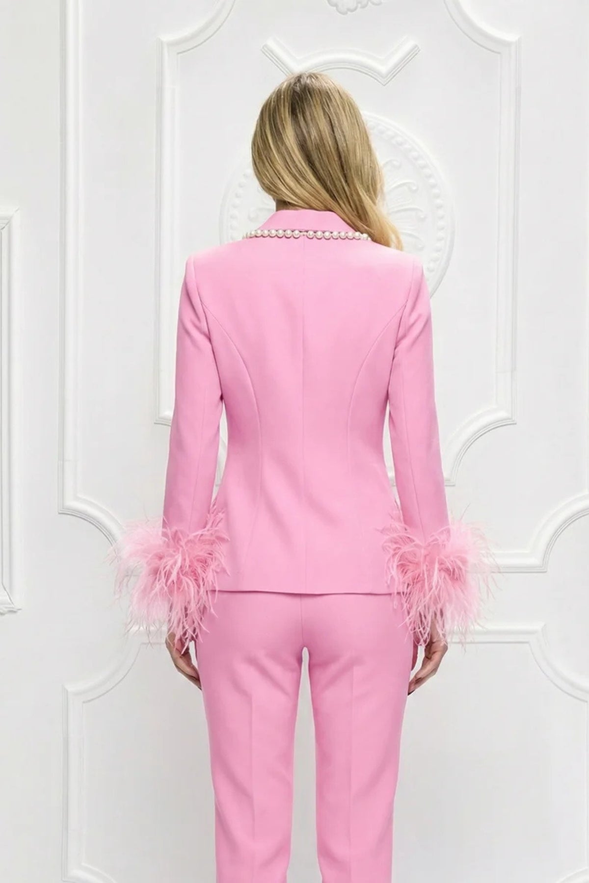 Completo tailleur elegante rosa Bby giacca accessoriata con piume e perle e pantaloni a sigaretta