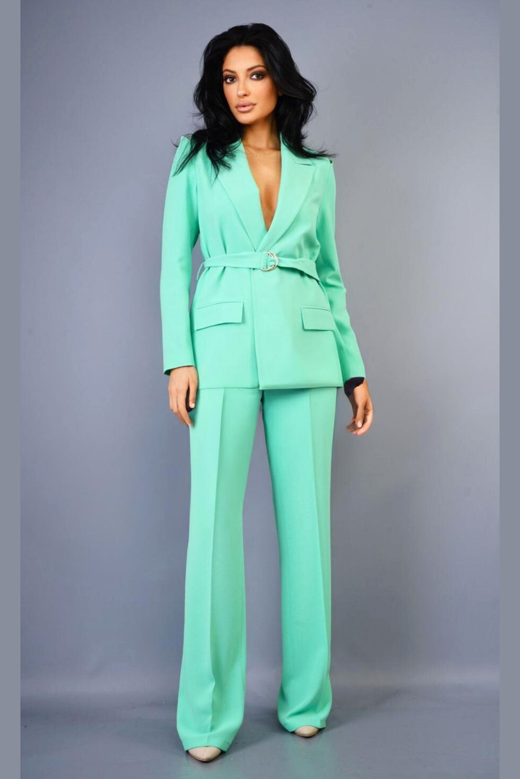 Completo tailleur elegante verde acqua giacca lunghezza fianchi con cintura e pantaloni larghi a palazzo