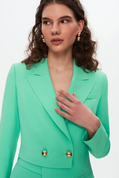 Completo tailleur elegante verde acqua giacca metà corta metà lunga su un lato e pantaloni larghi a palazzo