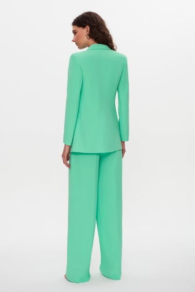 Completo tailleur elegante verde acqua giacca metà corta metà lunga su un lato e pantaloni larghi a palazzo