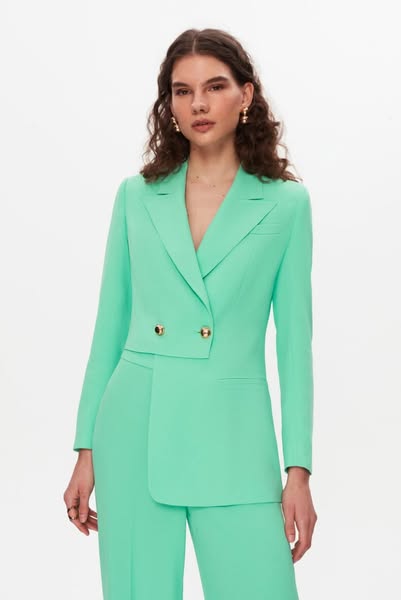 Completo tailleur elegante verde acqua giacca metà corta metà lunga su un lato e pantaloni larghi a palazzo