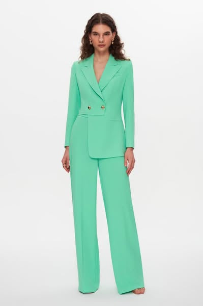 Completo tailleur elegante verde acqua giacca metà corta metà lunga su un lato e pantaloni larghi a palazzo