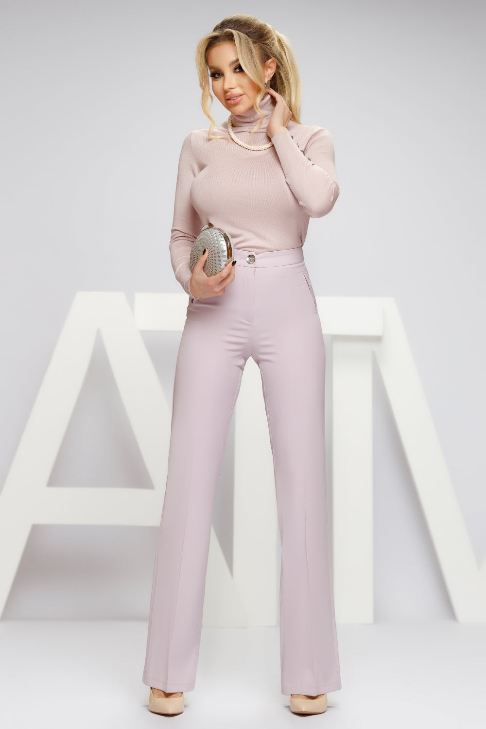 Completo tailleur lilla Atmosphere doppiopetto con pantaloni a zampa, bottoni metallici, abbigliamento elegante donna.