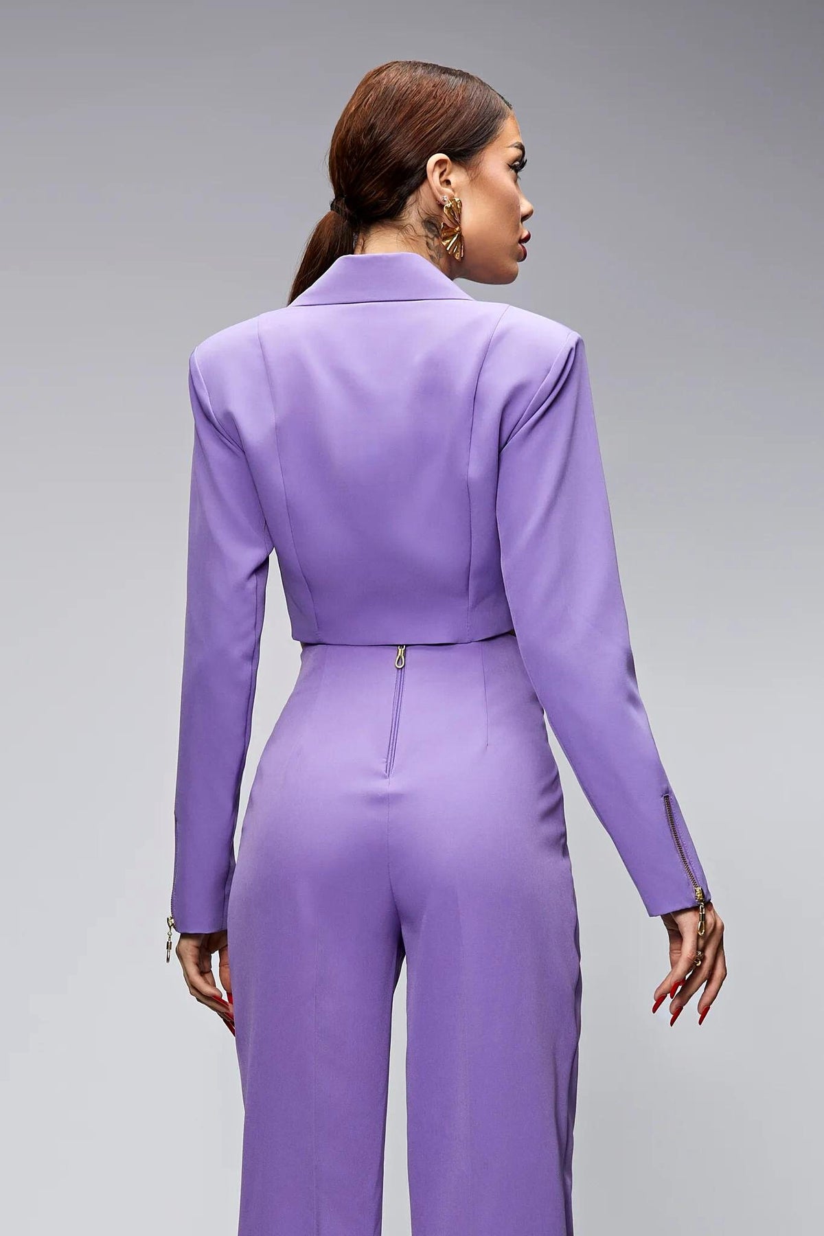 Completo tailleur Bby lilla lavanda con giacca corta e pantaloni a gamba larga, abbigliamento elegante donna.