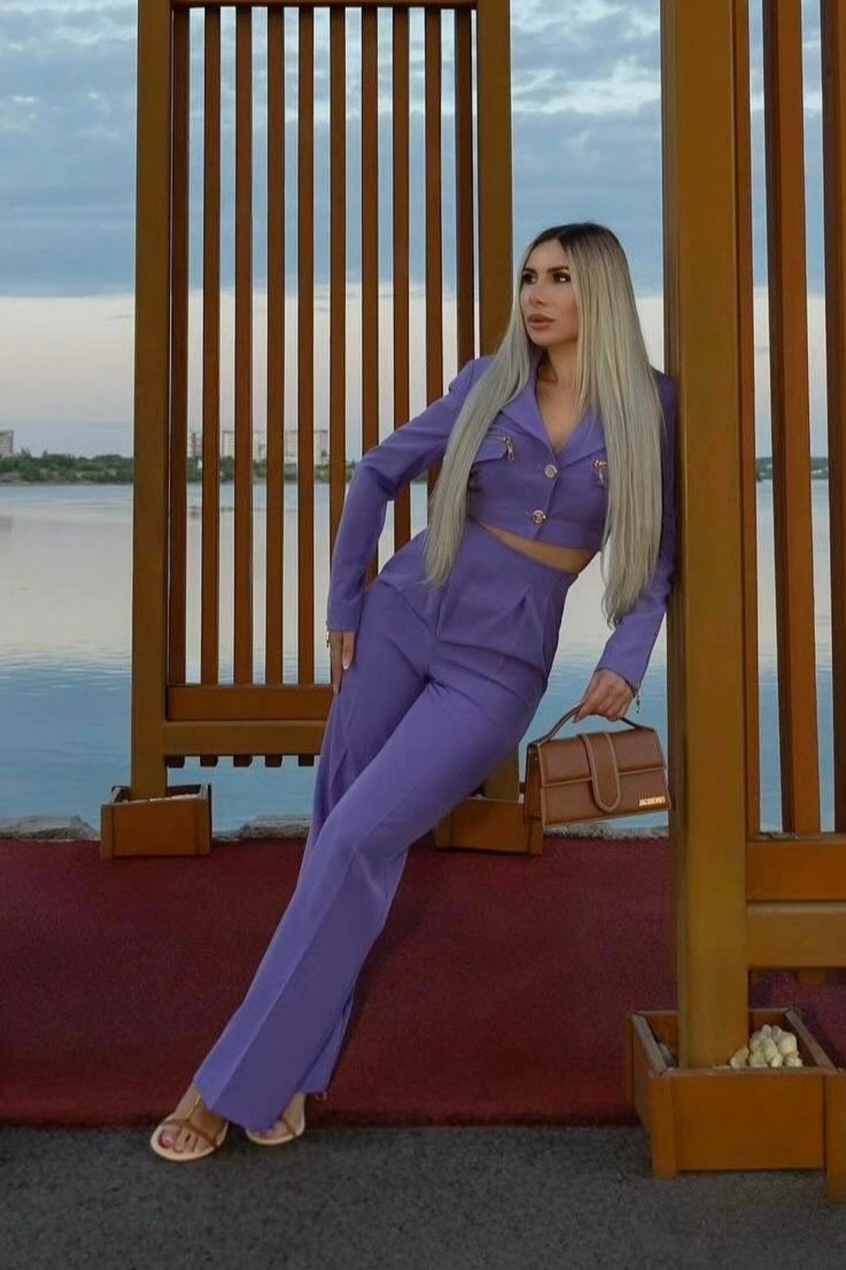 Completo tailleur Bby lilla lavanda con giacca corta e pantaloni a gamba larga, abbigliamento elegante donna.