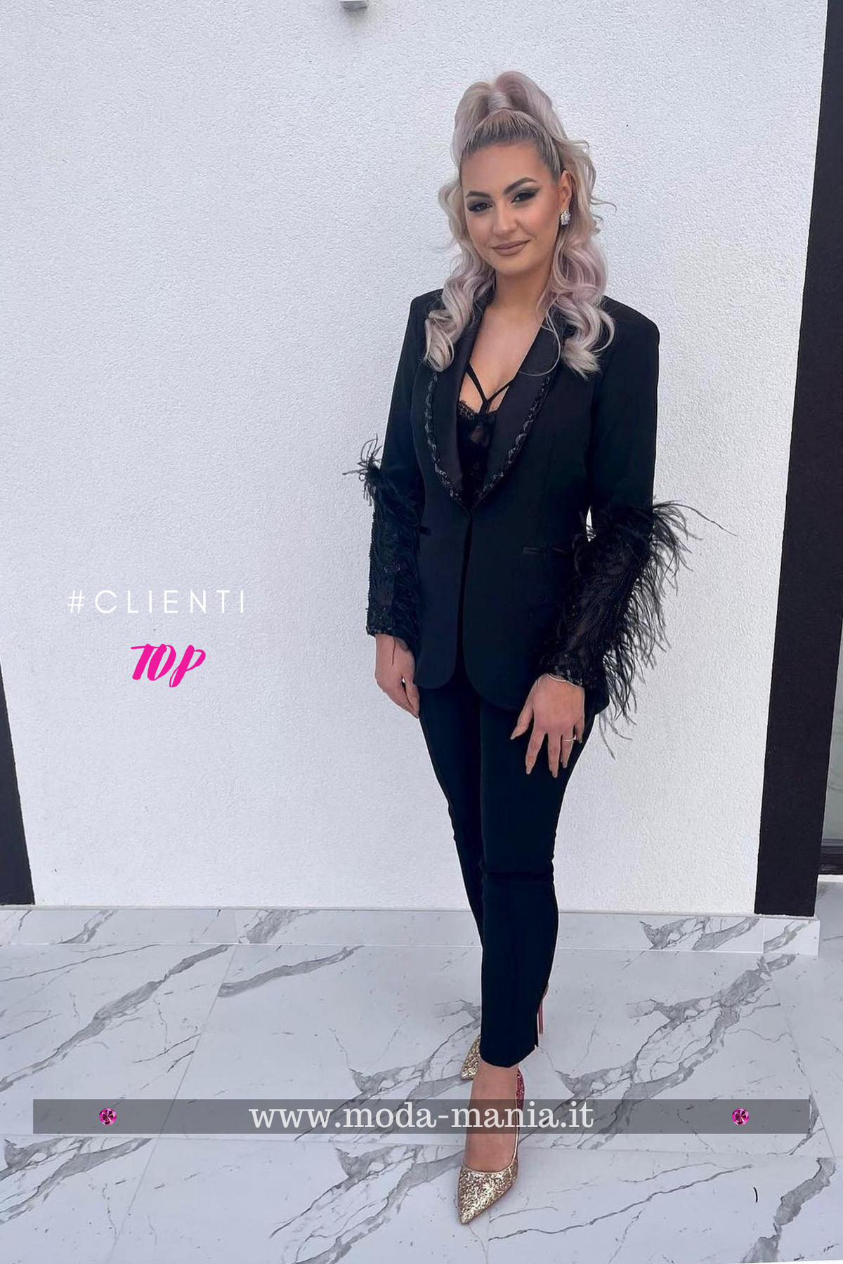 Completo tailleur nero Bby con giacca a revers profondi, decorazioni in paillettes, perline e piume, stile elegante e sofisticato.