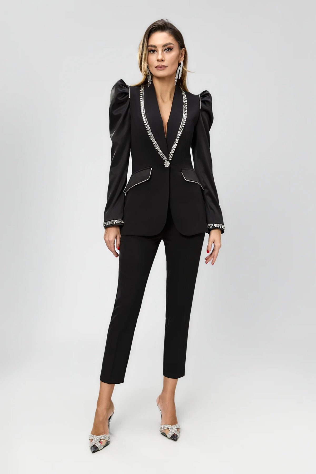 Completo tailleur nero Bby con giacca accessoriata con cristalli, maniche a sbuffo in taffetà e pantaloni a sigaretta.