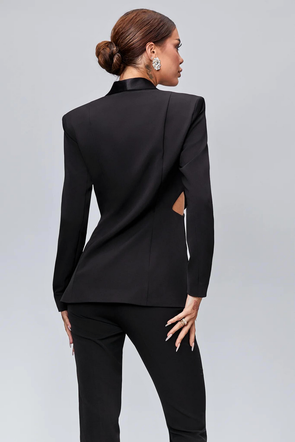 Completo tailleur nero Bby con decorazioni argento, volant, fiocco e cut-out in vita, giacca e pantalone elegante.