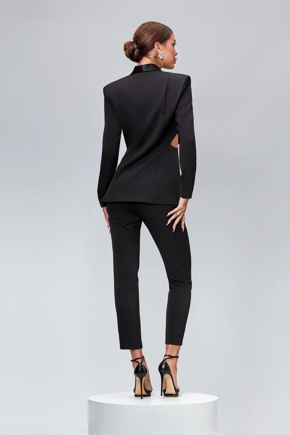 Completo tailleur nero Bby con decorazioni argento, volant, fiocco e cut-out in vita, giacca e pantalone eleganti.