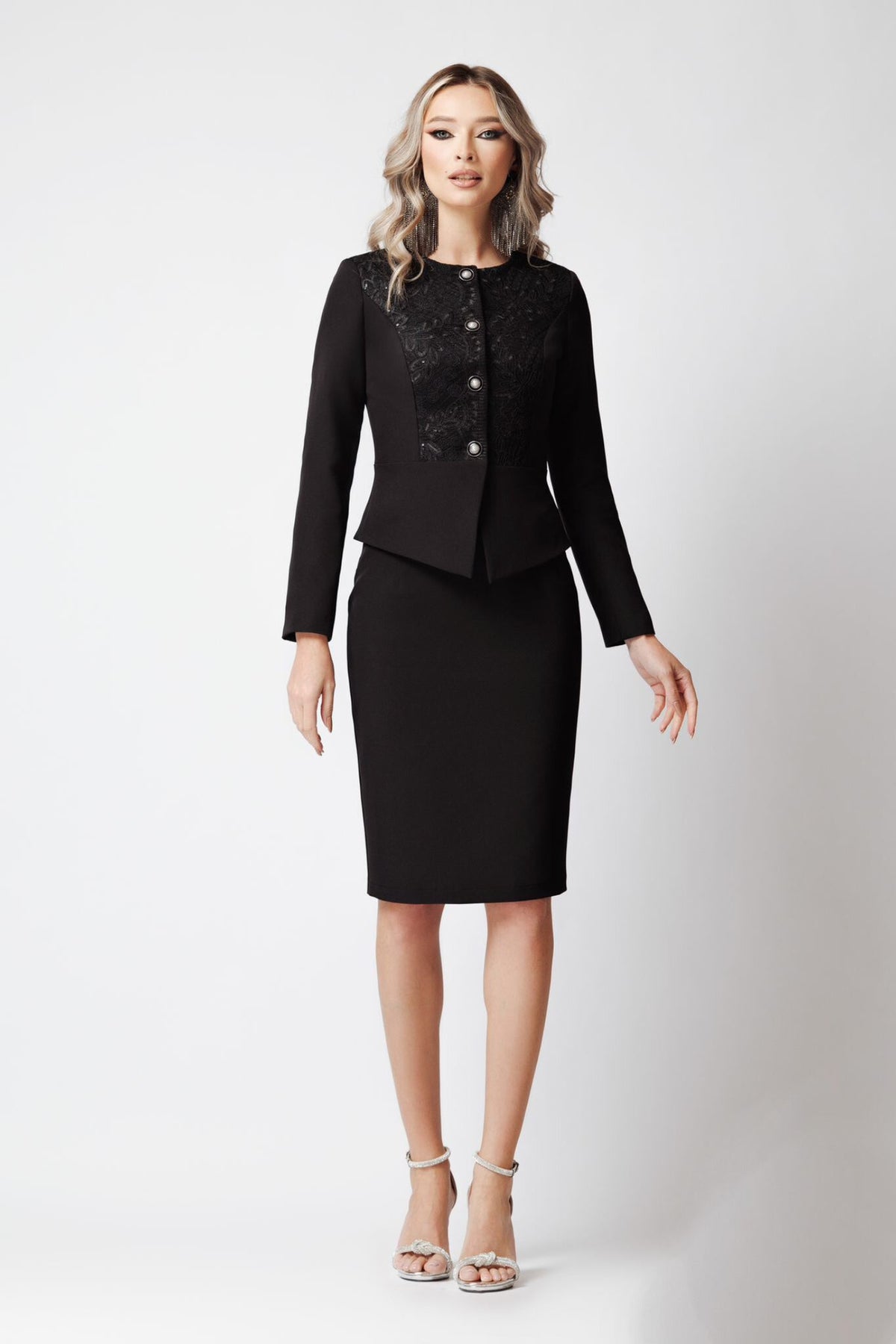 Completo tailleur nero Fofy con giacca e gonna, inserto in pizzo e bottoni gioiello, elegante e raffinato.