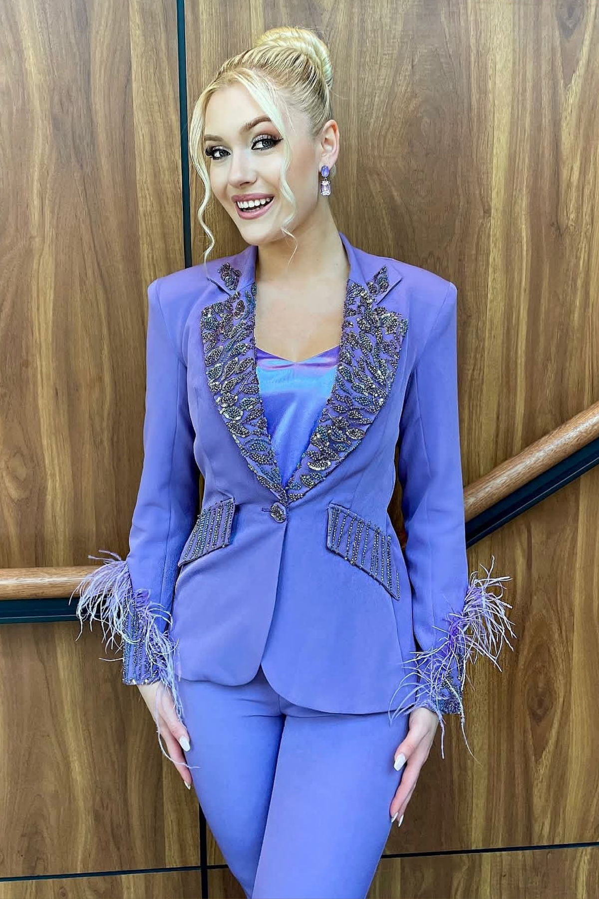 Completo tailleur Bby lilla con giacca impreziosita da piume e ricami in perline, pantaloni a sigaretta, elegante e alla moda.