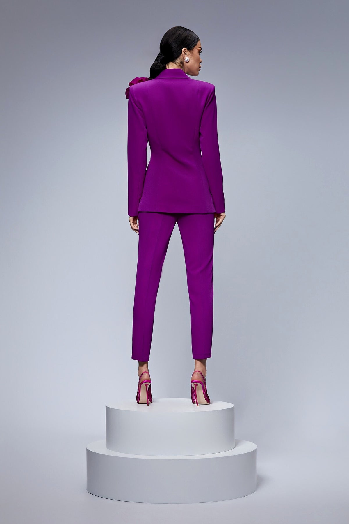 Completo tailleur Bby viola magenta con giacca doppiopetto, spilla fiore e pantaloni a sigaretta, elegante e sofisticato.