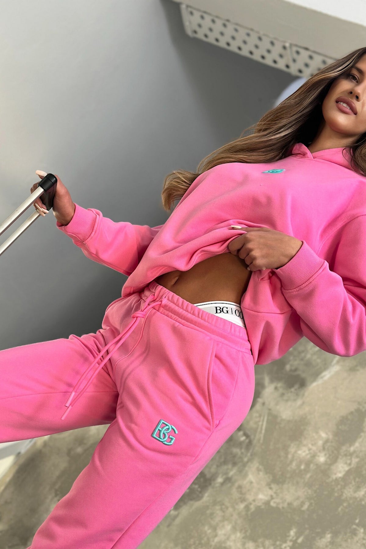 Completo tuta sportivo Moda-Mania in cotone fucsia con laccetti e logo fucsia, abbigliamento sportivo femminile.
