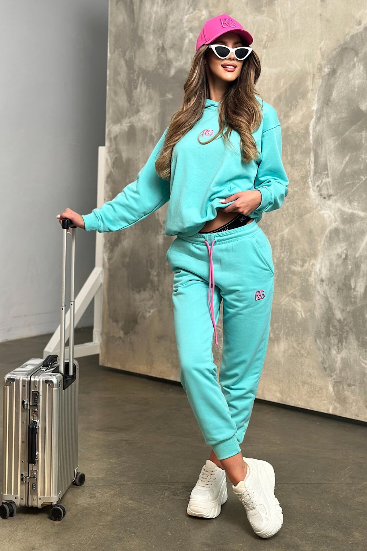 Completo tuta sportivo in cotone verde acqua con laccetti e logo fucsia, moda-Mania, abbigliamento sportivo femminile.
