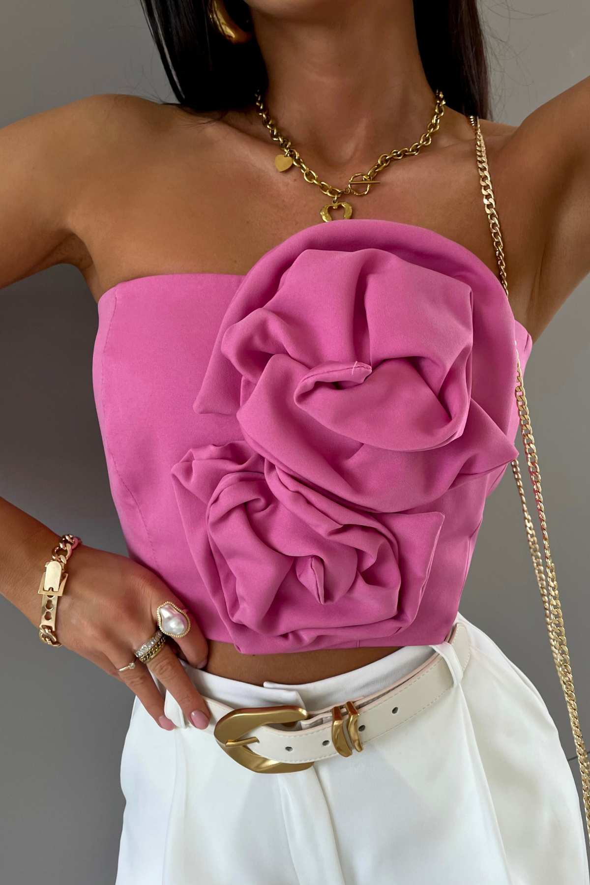Corsetto crop top rosa pink a fascia con due fiori in tessuto, accessoriato, di Moda Mania, abbigliamento donna elegante e alla moda.