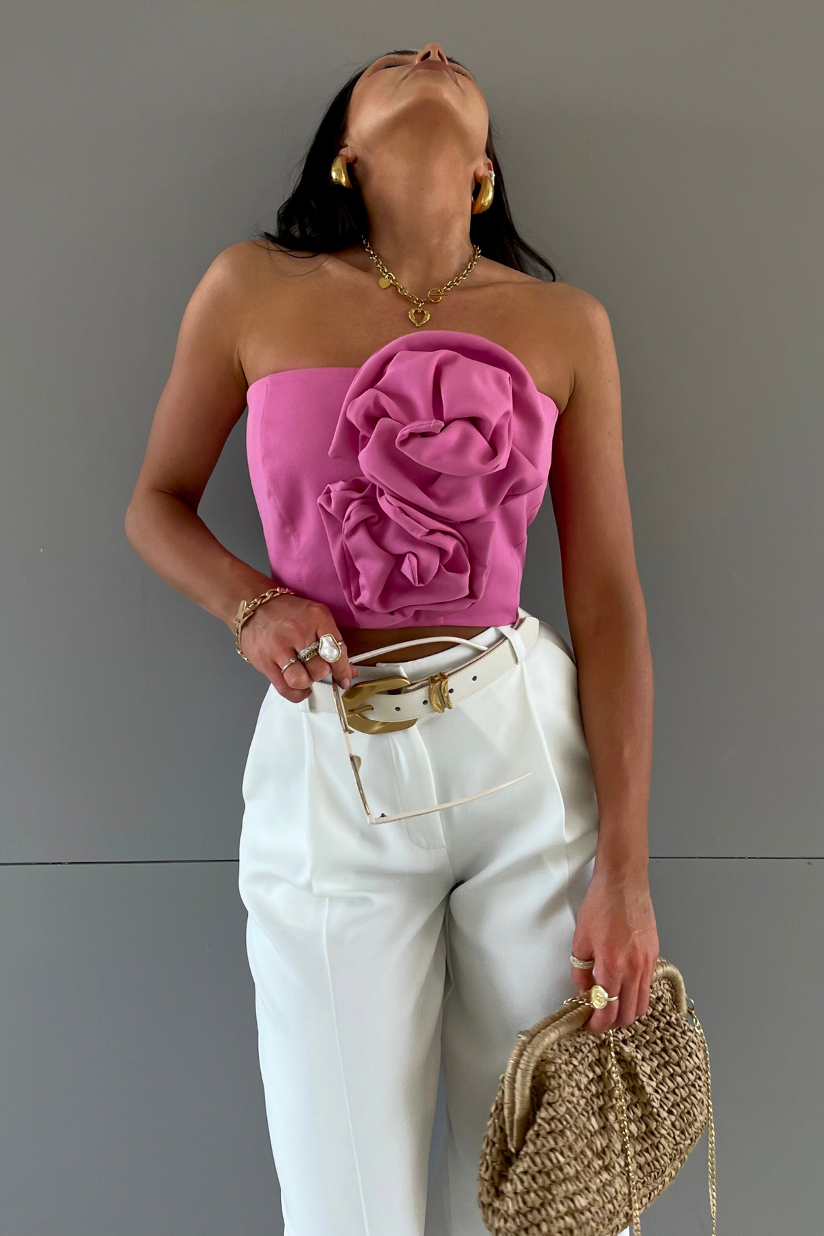 Corpetto crop top rosa pink a fascia con due fiori in tessuto, accessoriato, di Moda Mania, abbigliamento donna.