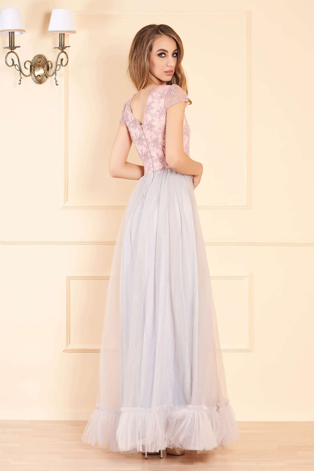 Abito lungo elegante Fofy con corpino ricamato rosa aderente e gonna ampia grigia in tulle, vestibilità svasata e raffinata.