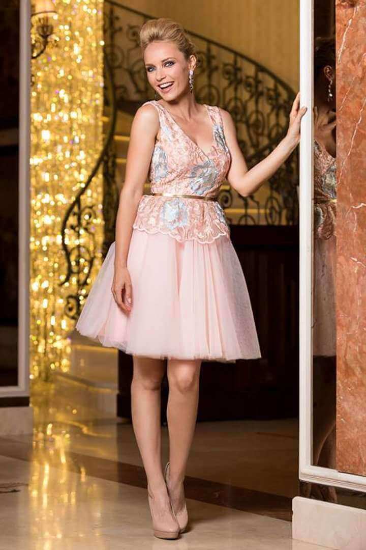 Abito princess Fofy con corpino ricamato in tulle celeste e rosa e gonna sovrapposta in tulle rosa.
