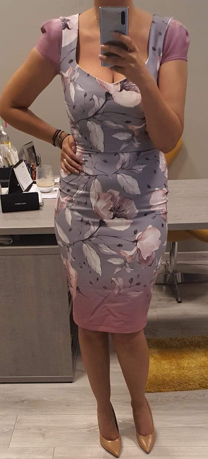 Abito tubino estivo Fofy a stampa floreale in tonalità grigio e rosa, abiti corti donna con fantasia floreale.