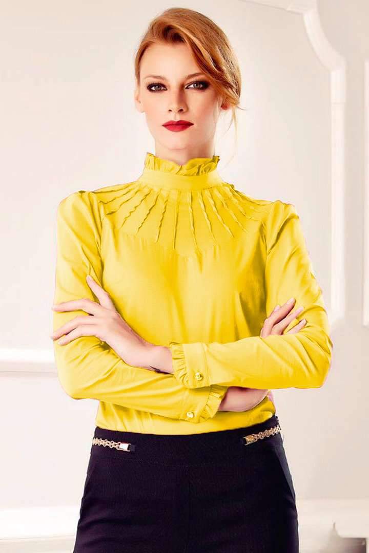 Camicia gialla Fofy a collo alto e maniche lunghe con polsini e bottoni dorati, dettagli ricci e stile elegante.