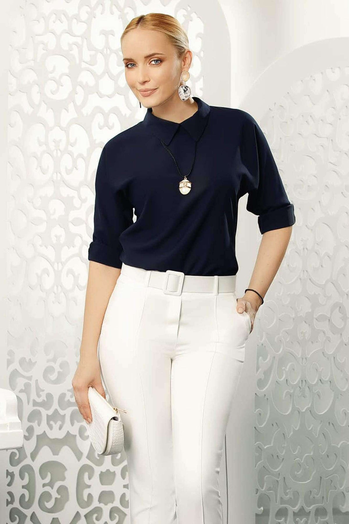 Pantaloni eleganti a sigaretta bianchi Fofy con quattro tasche e cintura inclusa, ideali per look sofisticati e alla moda.