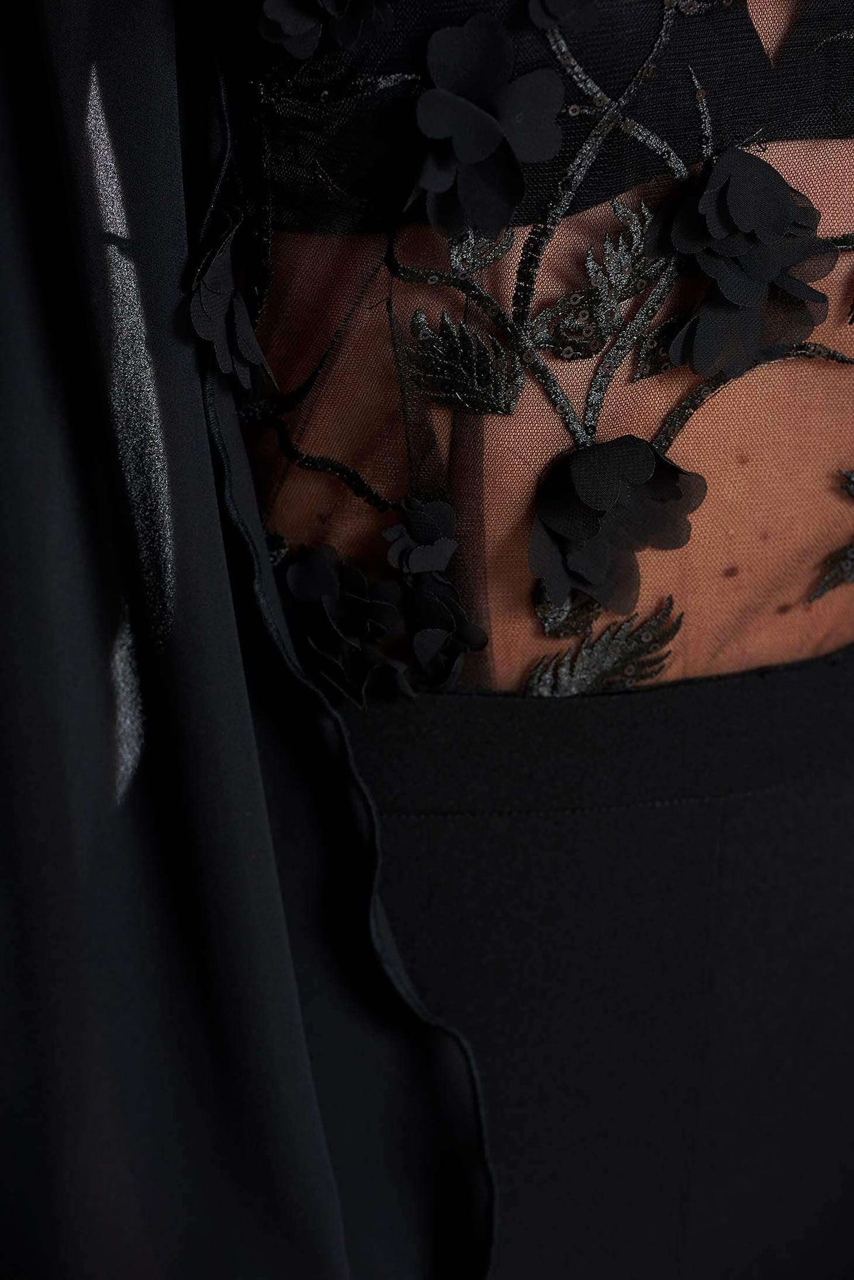 Salopette elegante nera Fofy con maniche aperte in velo e busto in tulle a fiori 3D, vestibilità raffinata e dettagli femminili