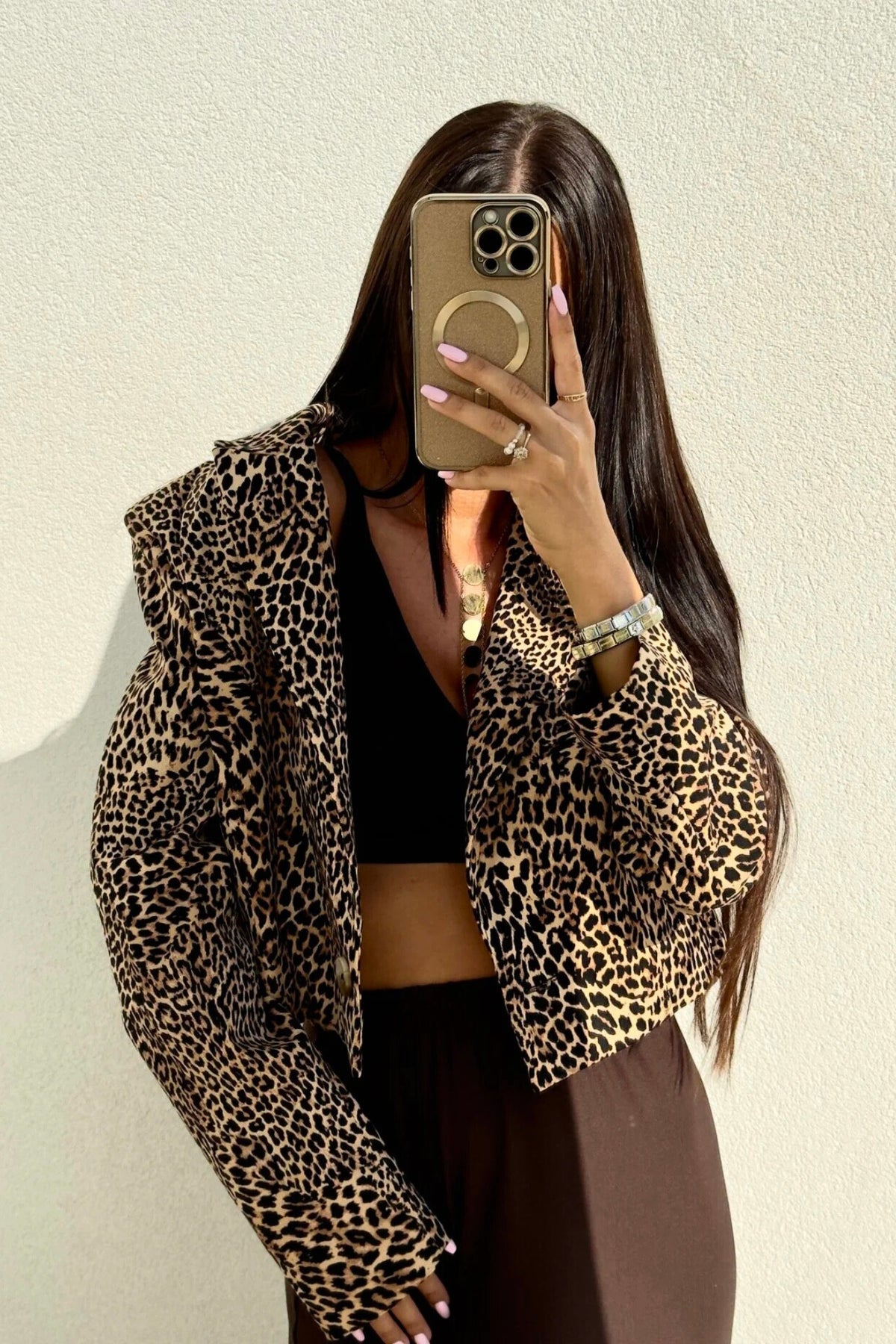 Giacca casual elegante a stampa leopardata corta in vita con bottone, scollo a V e revers, di Moda-Mania.