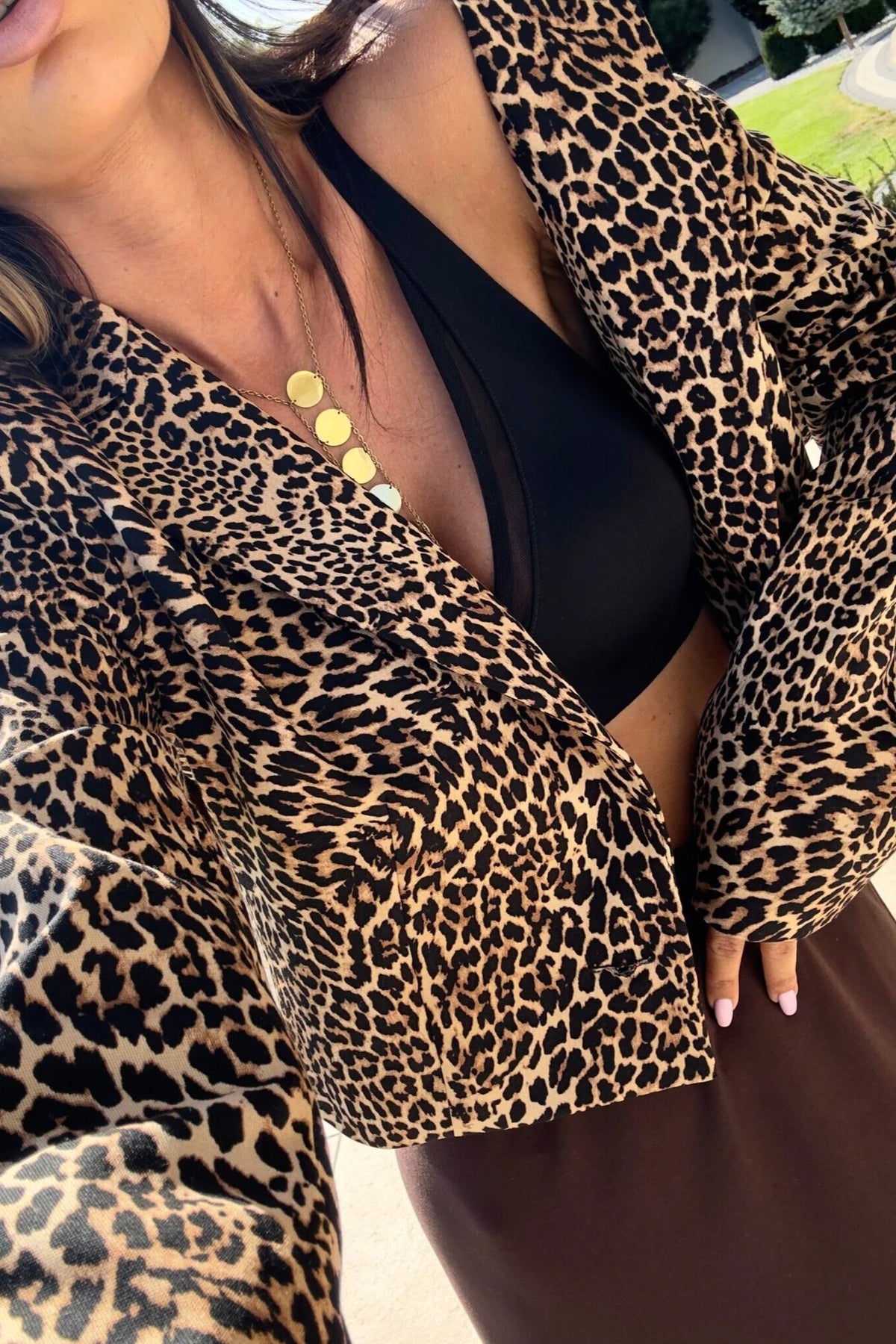 Giacca casual elegante Moda-Mania a stampa leopardata corta in vita con bottone, scollo a V e revers, dettaglio visibile.