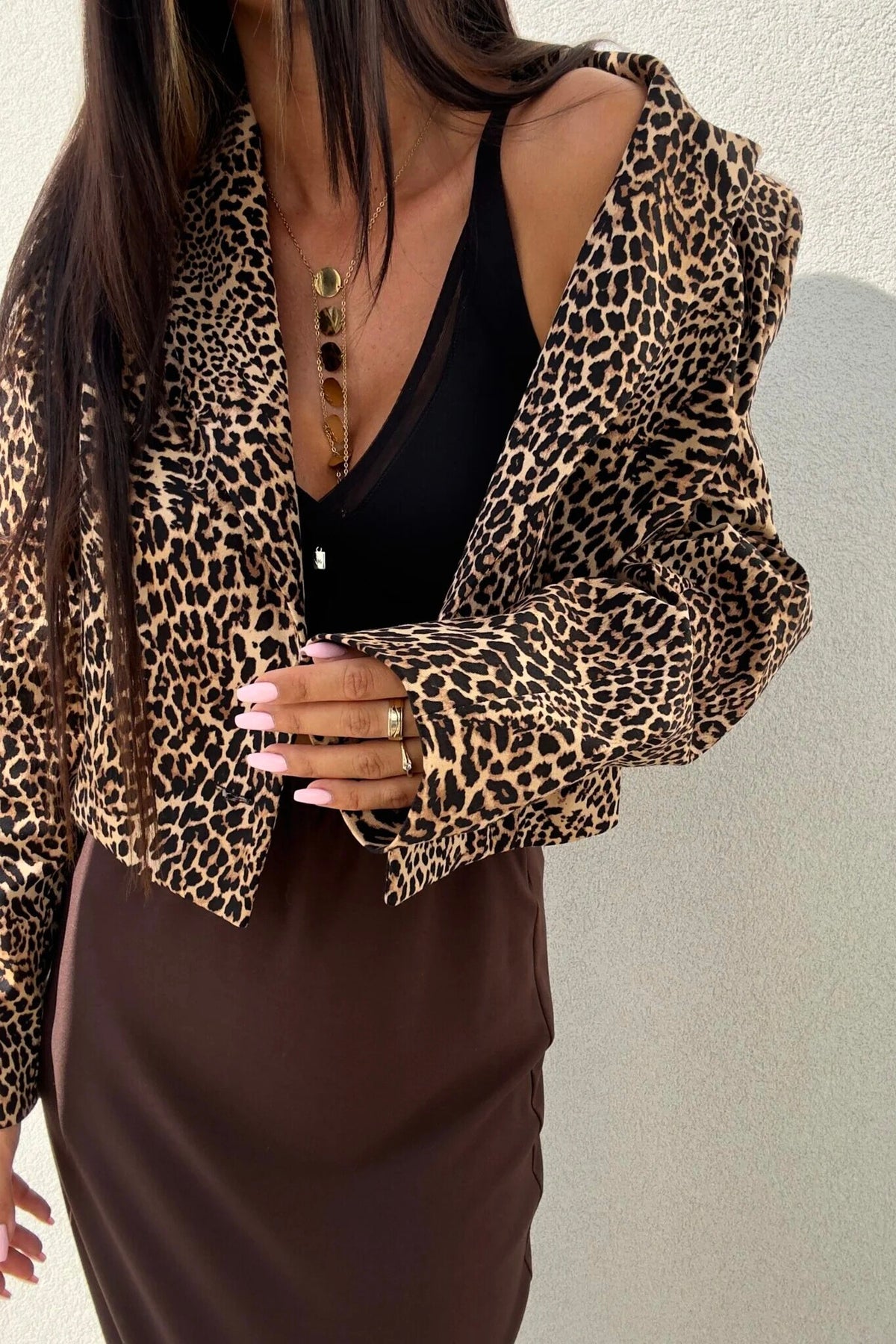 Giacca casual elegante con stampa leopardata, corta in vita, con scollo a V, revers e un bottone frontale, di Moda-Mania.