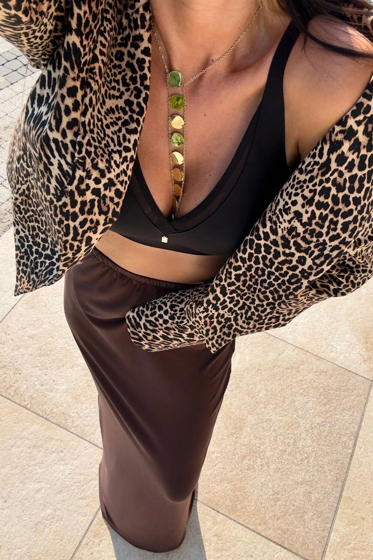 Giacca casual elegante Moda-Mania con stampa leopardata corta in vita, scollo a V, revers e bottone frontale.