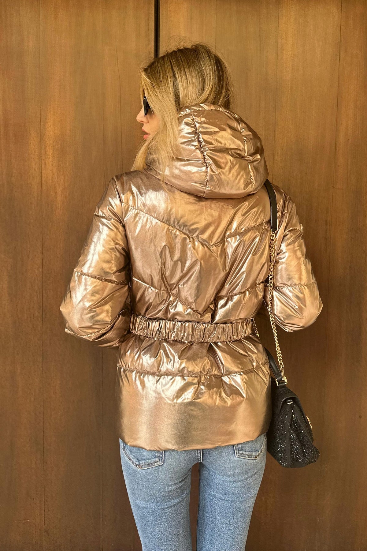 Giacca invernale Denny Rose bronzo laminato con cappuccio, cintura e dettaglio portafoglio, stile elegante e moderno.