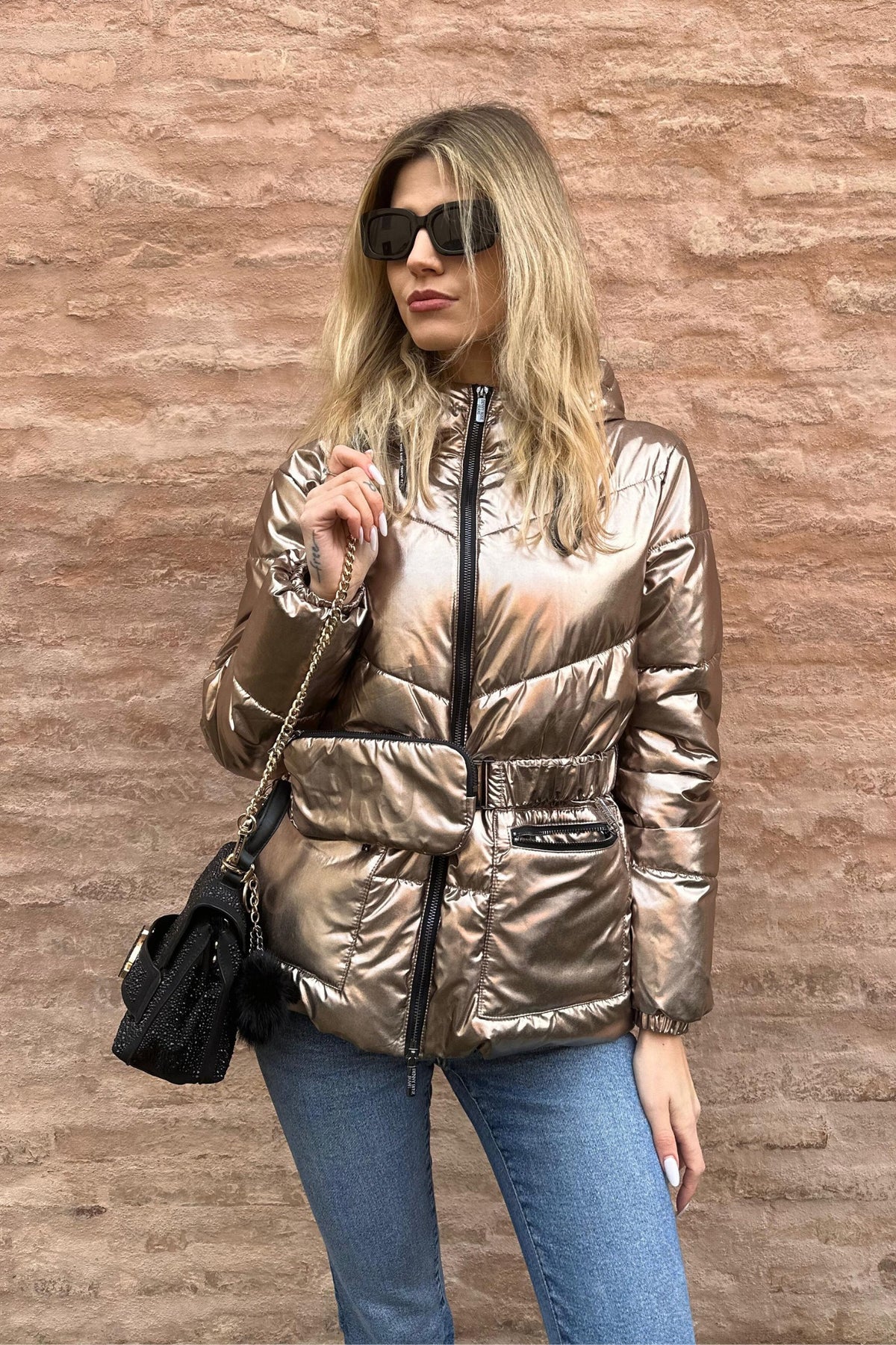 Giacca invernale Denny Rose bronzo laminato con cappuccio, cintura e dettagli portafoglio, perfetta per l'inverno elegante.